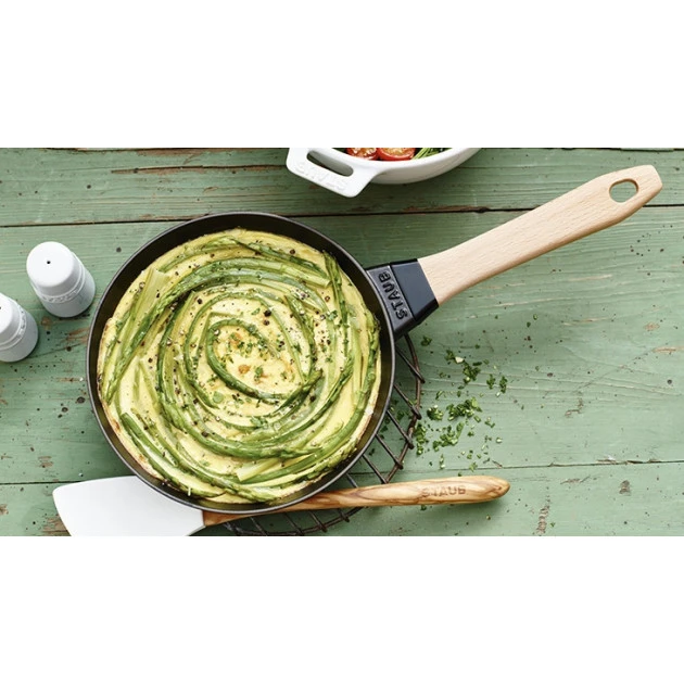 Poêle en Fonte Noir 20 cm Manche Bois Staub 2 Poêle en Fonte Noir 20 cm Manche Bois Staub – Image 2